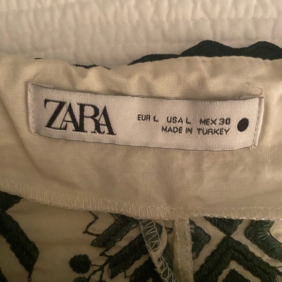 Zara, High Waisted Shorts
Goe Print print
Few snags in embroidery.  
Green - Picture 3 of 4